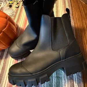 NWT Black Chunky Chelsea Boots!